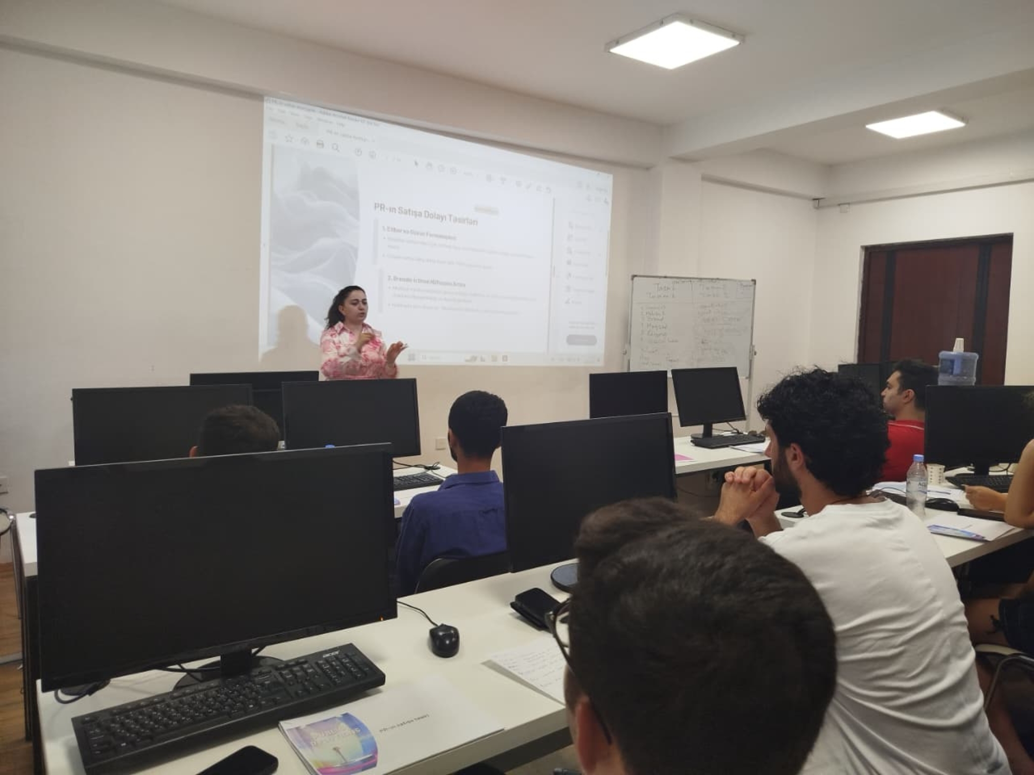 "PR-ın satışa təsiri" mövzusunda təlim keçirilib.