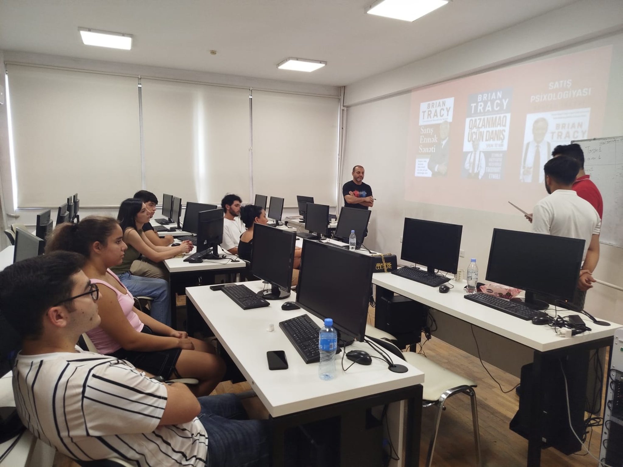 "Praktiki satış bacarıqları" mövzusunda təlim keçirilib.