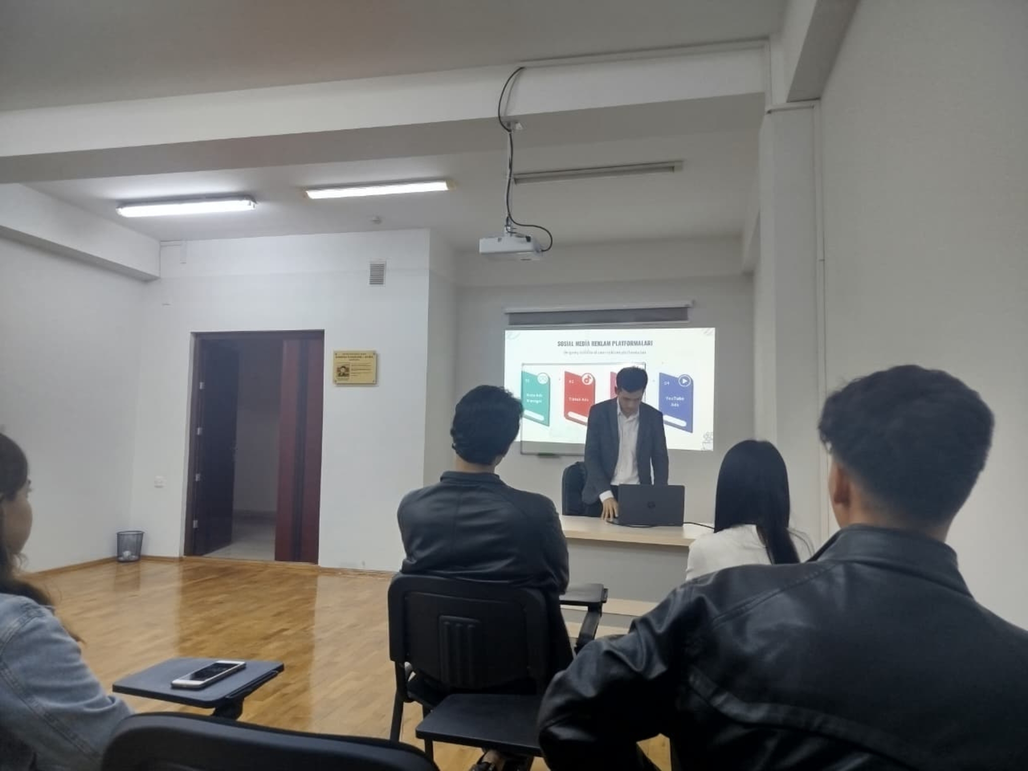 "Rəqəmsal reklam növləri" mövzusunda təlim keçirilib.