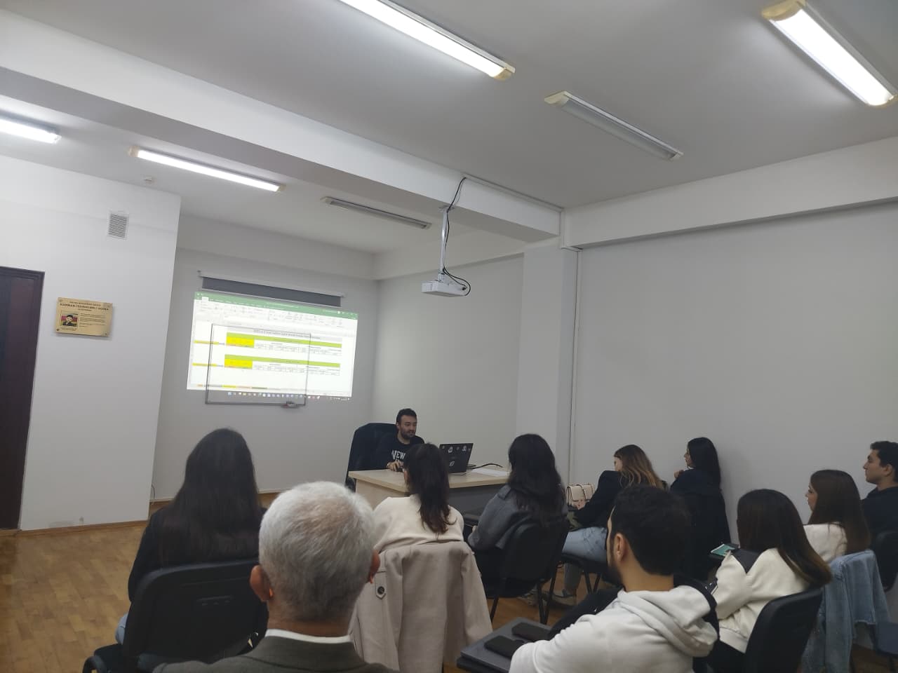 Onlayn bankinqdən doğru istifadə mövzusunda təlim keçirilib